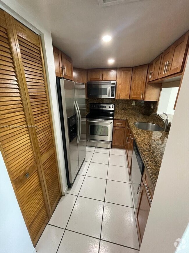 Building Photo - 2075 SW 122nd Ave Unit 405 Rental