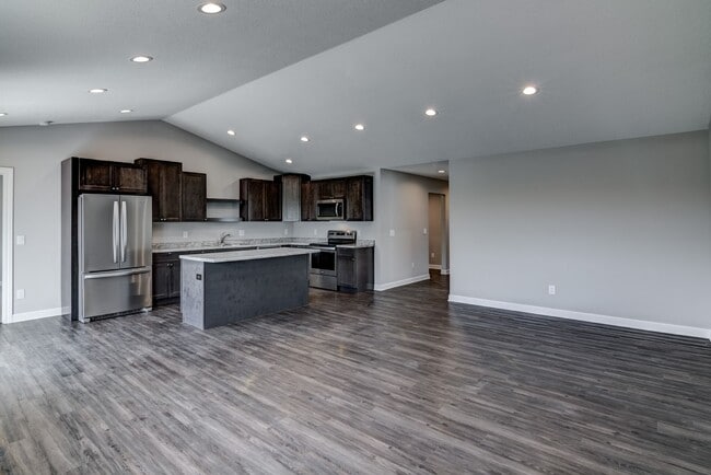 Building Photo - Convenient Location! 3 Bedroom Town Home