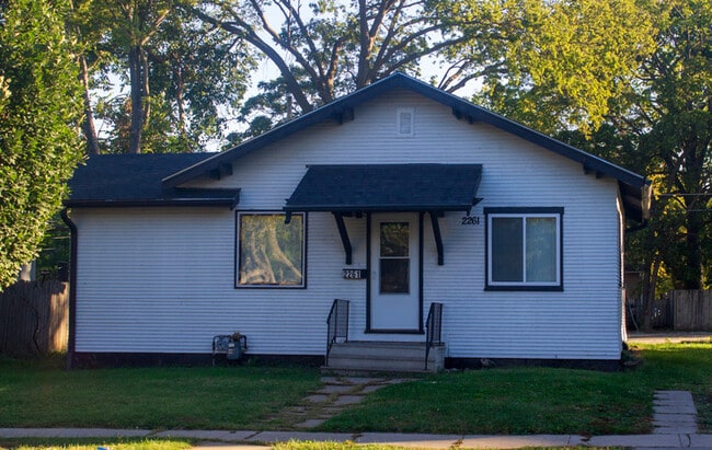 Building Photo - 2261 Holdrege St