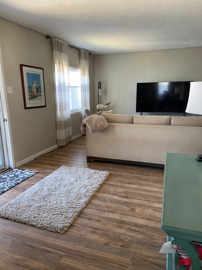 Photo - 717 10th Ave