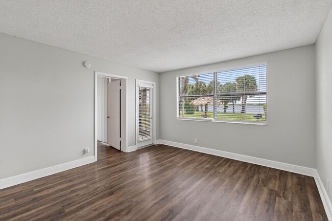 Photo - ONE BEDROOM ONE BATHROOM WITH LAKE VIEW!!! Unit 13