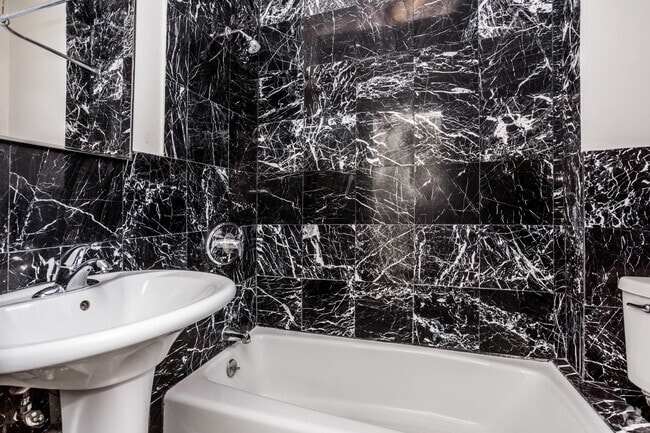 1BR, 1BA - 526-643 SF