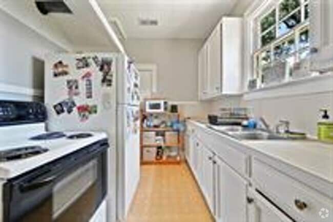Building Photo - Adorable Cottage Just Steps from LSU's Cam... Rental