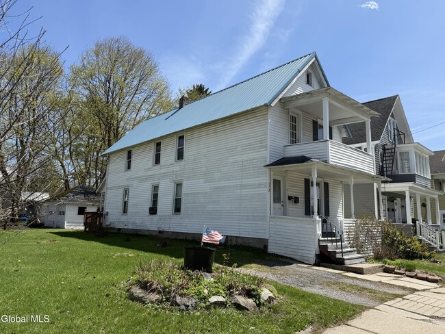 Photo - 172 Kingsboro Ave Unidad first floor