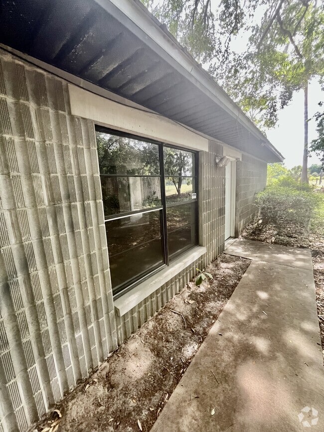 Building Photo - 2321 SW 31st Pl Rental