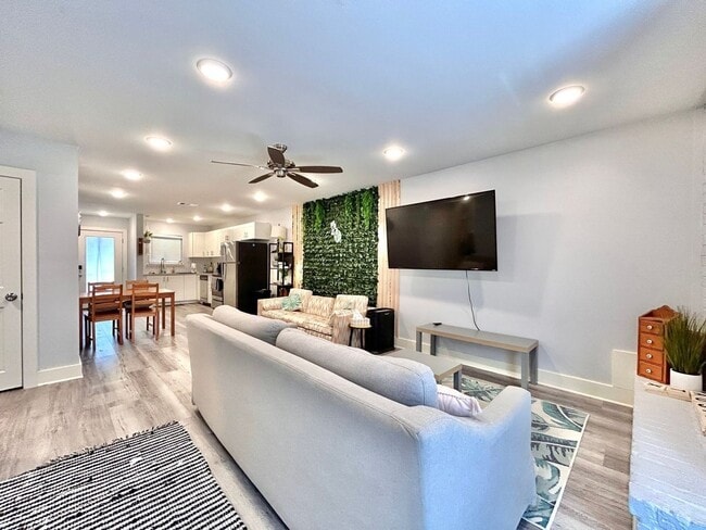 Photo - 909 Reinli St