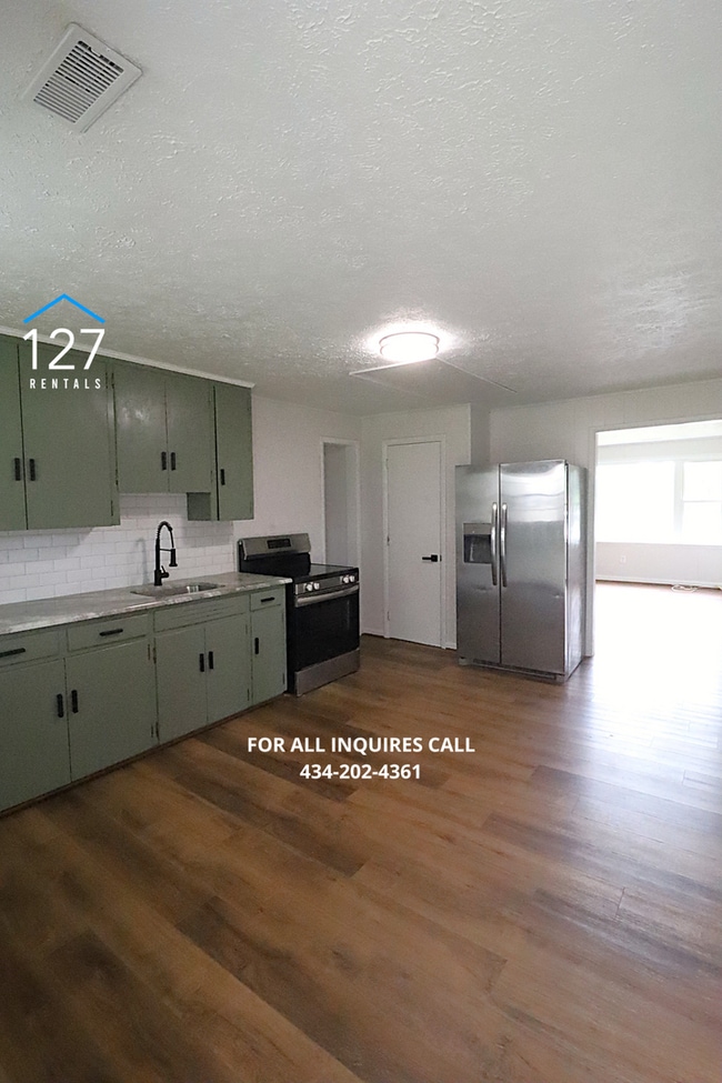 Building Photo - Fully Renovated 2-Bedroom Apartment in Convenient Location! Unit 3535 Powhatan St
