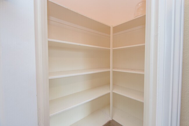 Building Photo - 25203 Oak Villa Dr