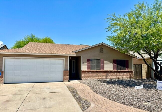 Building Photo - Beautifully updated Mesa home near Whitman Park with wood-look tile, fresh paint, vaulted ceiling...