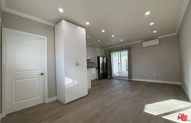 Photo - 9248 Lev Ave