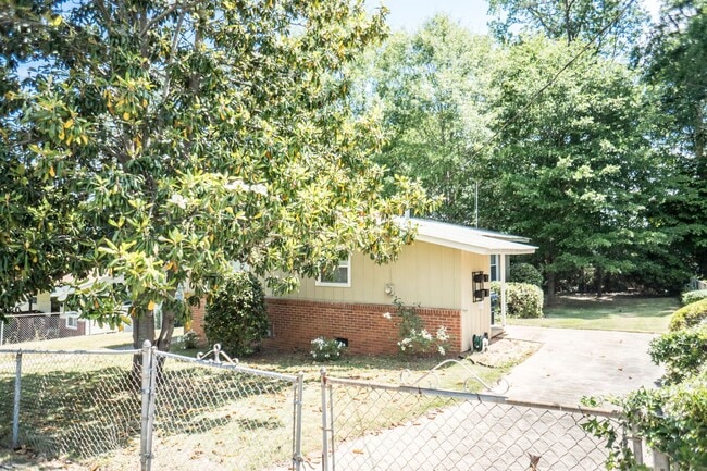 Building Photo - $500 PER BEDROOM HOUSE IN AUBURN!