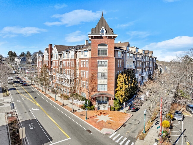 Building Photo - 35 W Broad St Unit 211