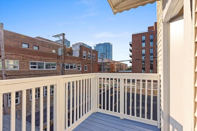 Building Photo - 229 S Racine Ave Unit 2