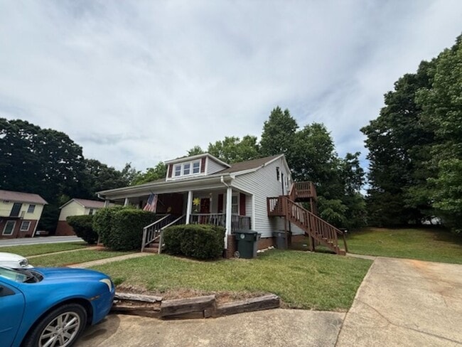 Building Photo - 120 W Presnell St Unit C 120PR1