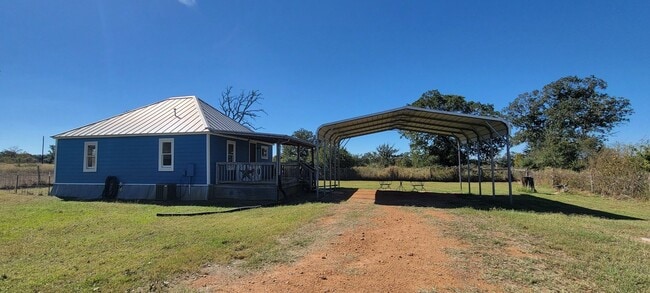 Photo - 2/1 Farmhouse in Smithville TX