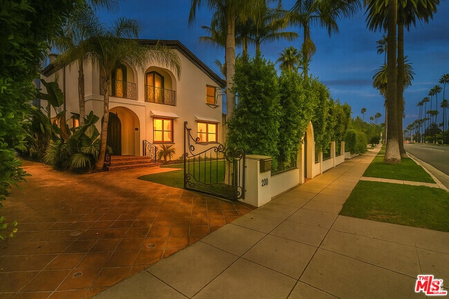 Building Photo - 209 N Doheny Dr Rental