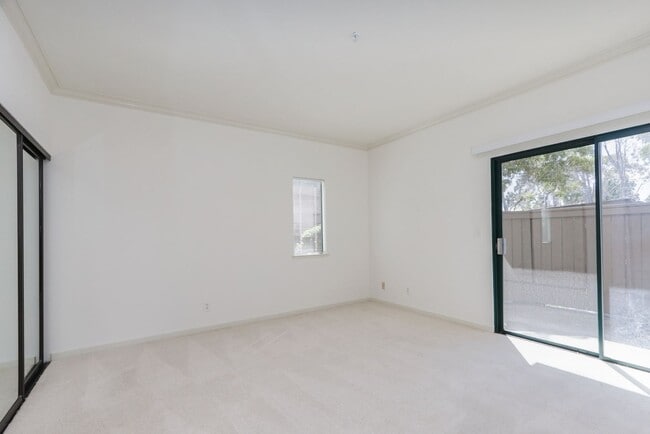 Photo - 1 Bed / 1 Bath condo with parking in beautiful Redwood Shores. YouTube Tour!