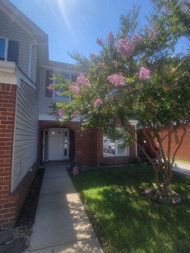 Building Photo - Beautifully Updated Townhouse in Sought-Af...