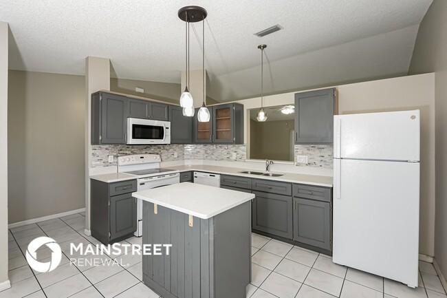 Photo - 362 Emerson Dr NW