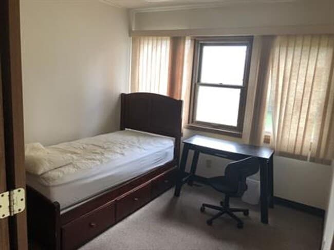 Photo - 7 Bed 2.5 Bath House for Rent