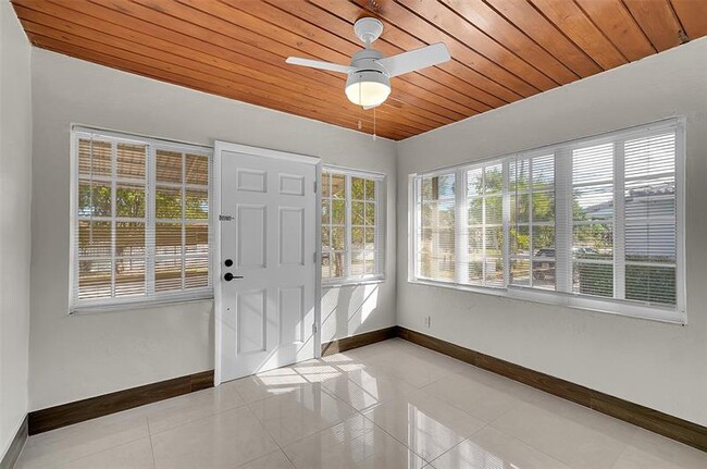 Photo - 330 SW 48th Ave