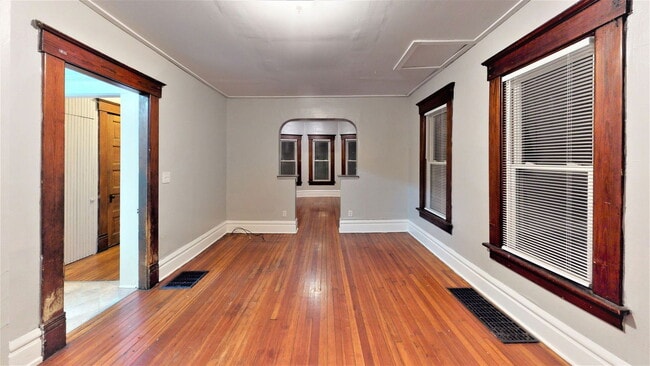 Building Photo - 1410 Indianola Ave Unit F