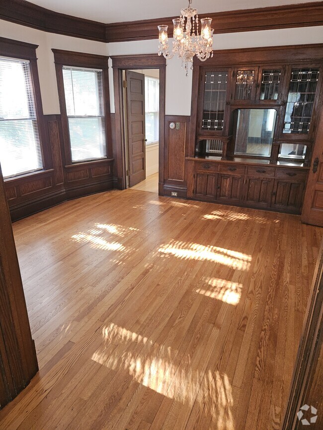 Building Photo - 1900 E Newberry Blvd Rental