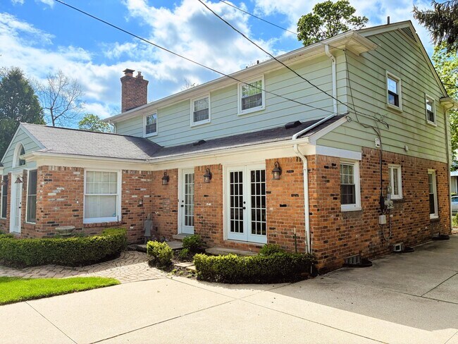 Photo - 669 Mohegan St