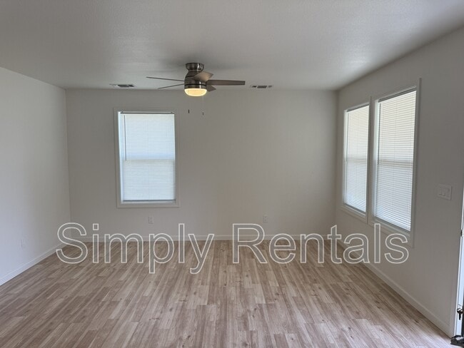 Photo - 831 Fisher St