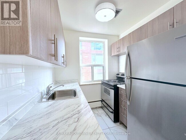 Photo - 276 St Clair Ave W