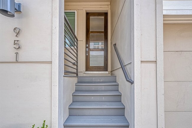 Photo - 951 W 17th St