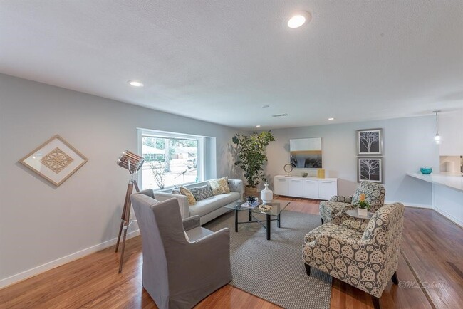 Photo - 10058 Larston St