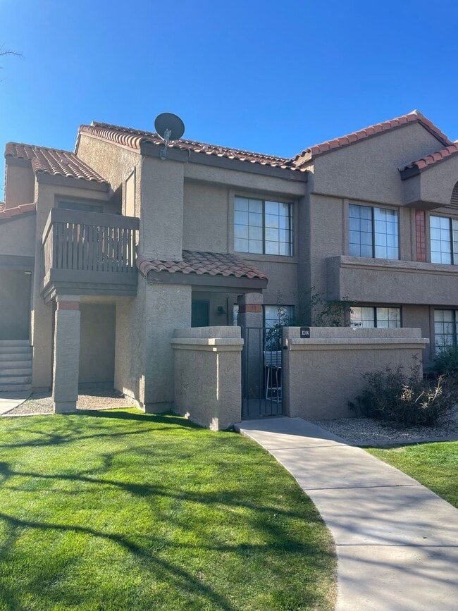 Building Photo - 700 E Mesquite Ave Unit K104