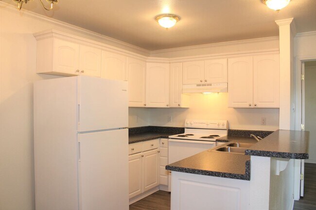 Kitchen - 2575 W Denman St Unit D