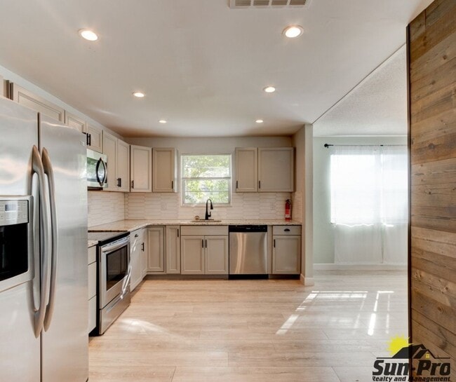 Photo - 743 Knollview Blvd