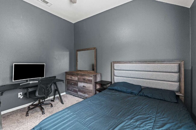 Photo - Beautiful 4-Bedroom Home with Solar Panels – Electric Included!