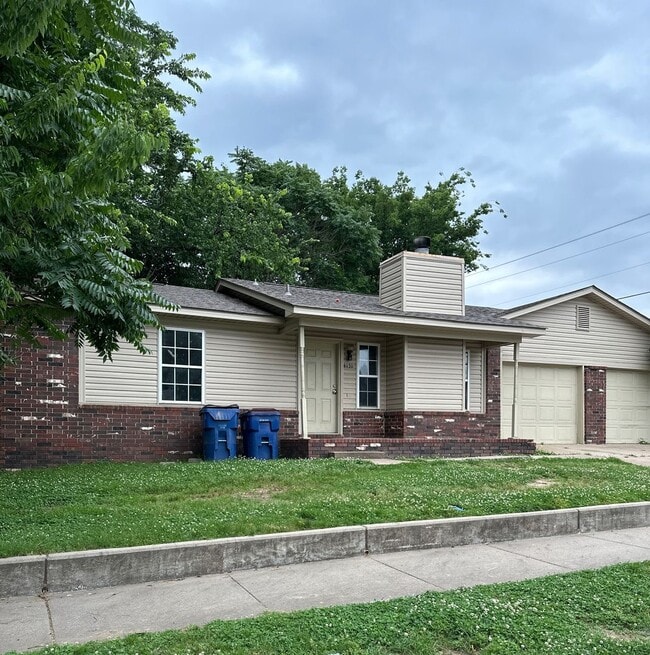 Building Photo - Kinkead Duplex Unit Right side