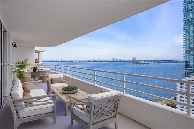 Building Photo - 555 NE 34th St Unit 0305