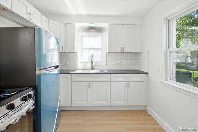 Photo - 429 W Bernhard Ave