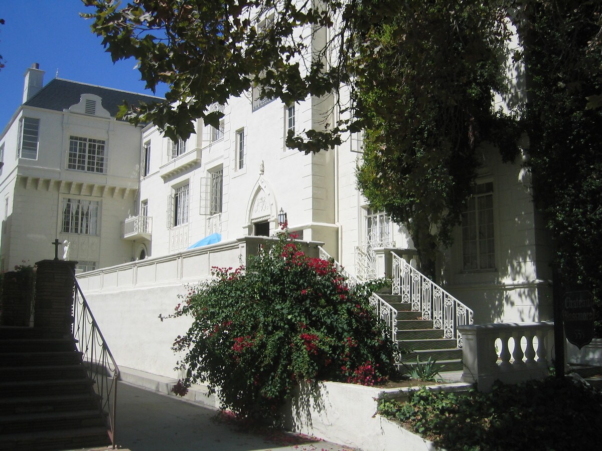 Photo - Chateau Rossmore Apartments