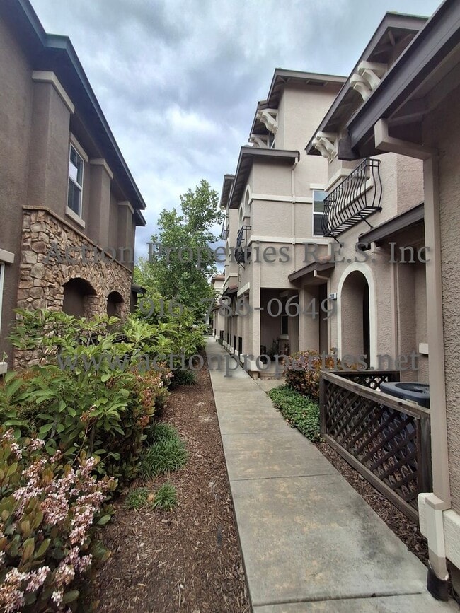 Photo - Stunning Townhome.  - 2 Stories - 3 Bed, 2.5 Bath, 2 Car Garage - Nearby Trails!
