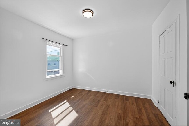 Photo - 153 N Queen St