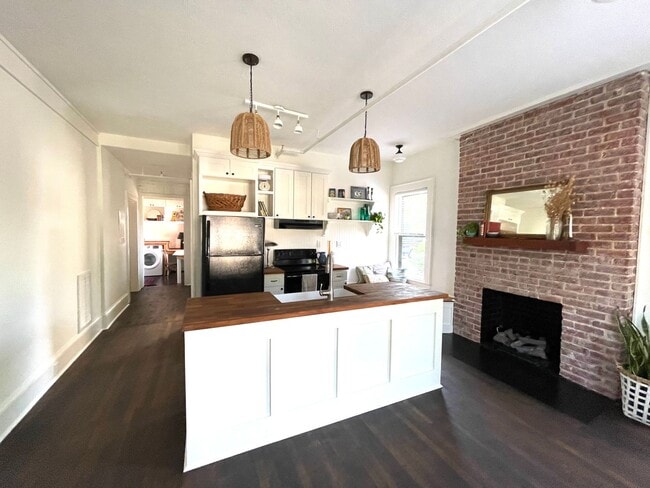 Building Photo - Renovated Historic One Bedroom Apartment D... Unit Apt A