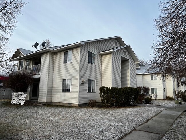 Top right unit! Large trees offer lots of privacy. - 6521 W Lucky Ln Unit 201