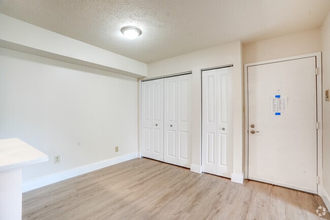 2BR, 1BA - 777SF