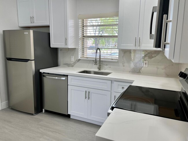 Building Photo - 10821 N Military Trl Unit 7 Rental