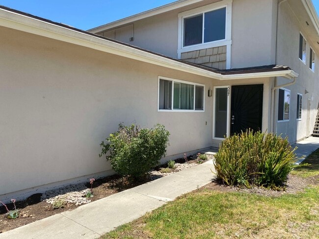 Building Photo - Fantastic Renovated 2 story - 2 bed + 1 ba...