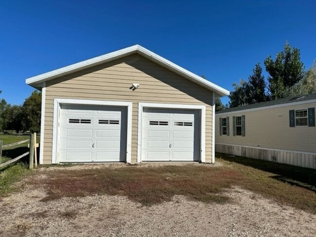 Building Photo - 2 bed, 2 bath, detached heated shop, great...