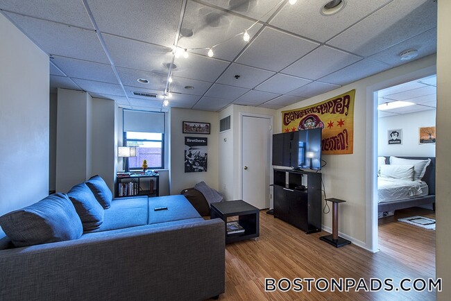 Building Photo - 62 Boylston St Rental
