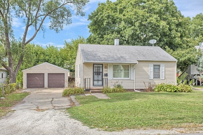 Building Photo - 2 Bed Bungalow in Champaign- Available August 2026